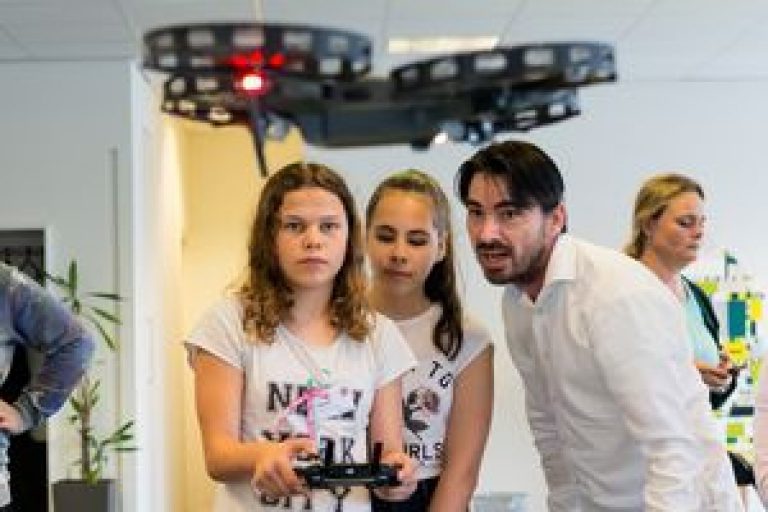 Minister van Engelshoven opent Girlsday 2018, 11.000 meisjes bezoeken Techbedrijven